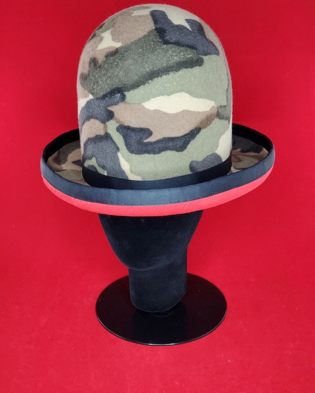 A fekete kalapos. Rockers Uptown Hat. Az eredeti Rastaman korona. Báránygyapjú...